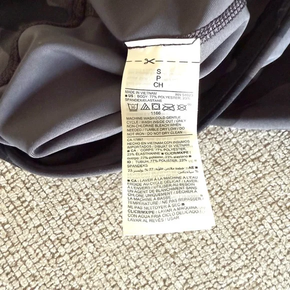 Old Navy Active Gray Camouflage Leggings - Picture 5 of 5